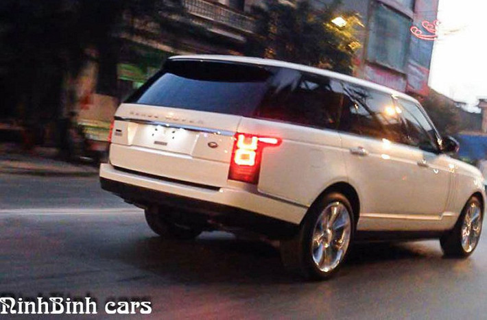 4. Range Rover Autobiography LWB Black Edition: Hiện nay chỉ có 25 chiếc trên toàn thế giới. Điều này đã thể hiện sự chịu chơi của những đại gia nơi đây đến mức độ nào.