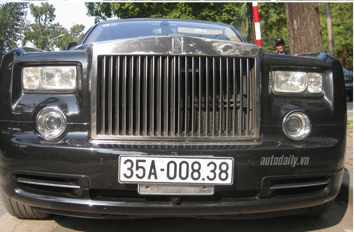 1. Rolls-Royce Phantom Year of the Dragon: Tháng 3 năm 2012, chiếc Rolls-Royce Phantom Rồng mang số hiệu 01 trên 33 chiếc dành riêng cho thị trường Trung Quốc đã bất ngờ có tại gara của một đại gia Ninh Bình...