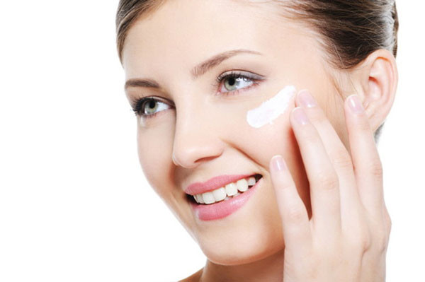 Bước 2: Bôi kem dưỡng da. Sau khi làm sạch bạn hãy thoa toner, bôi lên một lớp kem dưỡng da mỏng. Lớp kem này không những có tác dụng dưỡng da, cung cấp độ ẩm cho da mà nó còn có tác dụng như lớp màng bảo vệ cho da bạn khỏi những tác động tiêu cực từ bên ngoài. Tất nhiên là bạn cũng nên chọn những loại kem dưỡng phù hợp với da của mình nhé.