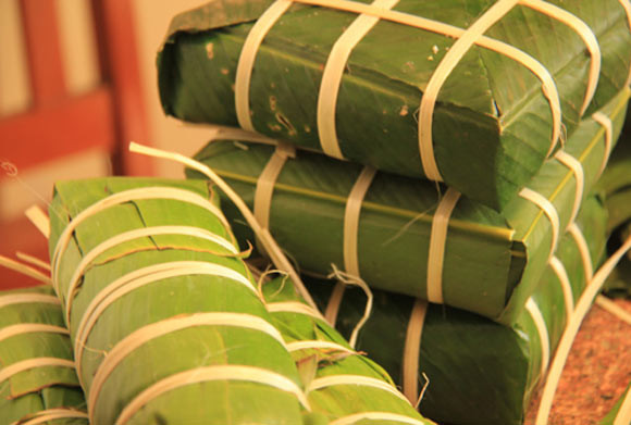 Để tránh mua phải bánh chưng luộc bằng pin bạn nên lựa chọn địa chỉ bán bánh uy tín, có thương hiệu hay mua tại những cửa hàng, siêu thị lớn. Nếu có điều kiện thì bạn nên tự gói bánh tại nhà vừa tạo không khí Tết đầm ấm vừa đảm bảo bánh chưng sạch, được luộc theo phương pháp truyền thống.