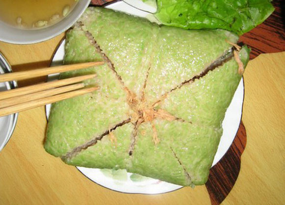 Về vỏ bánh chưng: Nếu vỏ bánh có chút đen, cầm lên không chắc chắn thì có khả năng da nấu chín quá nhanh bằng pin độc hại. Đối với bánh chưng luộc bình thường, vỏ bánh màu xanh nhạt hơn hoặc ngả thành màu hơi vàng.