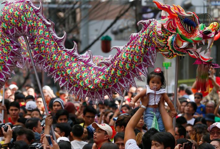 Múa rồng đón năm mới ở phố người Hoa tại thủ đô Manila, Philippines.