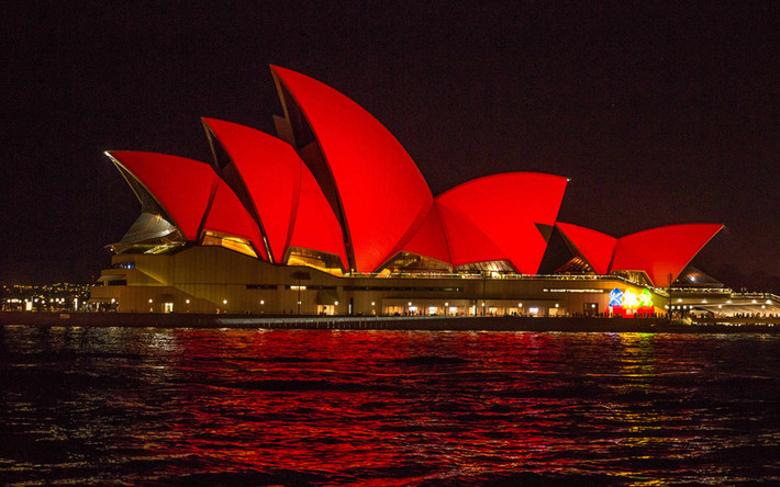 Nhà hát Opera Sydney ở Australia được đổi màu ánh sáng màu đỏ để chào mừng Tết Nguyên Đán.