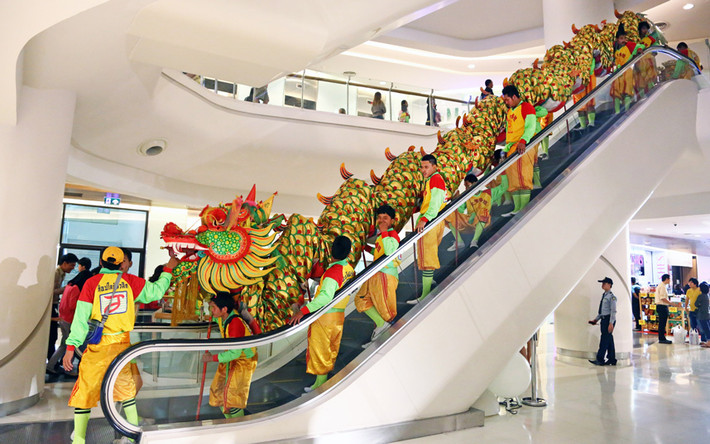 Một con rồng cưỡi thang cuốn tại một trung tâm mua sắm ở Bangkok, Thái Lan.