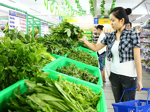 Ăn uống đủ chất, đảm bảo dinh dưỡng, ăn nhiều hoa quả để giúp cơ thể tăng cường dinh dưỡng, nâng cao sức đề kháng. Ăn cân đối các nhóm dưỡng chất tinh bột, chất đạm, chất béo, vitamin và khoáng chất. Uống nước ấm, tránh ăn, uống những thức ăn, nước uống lấy trực tiếp từ tủ lạnh. Đảm bảo vệ sinh an toàn thực phẩm, không ăn tiết canh, không sử dụng gia cầm hoặc sản phẩm từ gia cầm ốm, chết và không rõ nguồn gốc để chế biến thực phẩm.