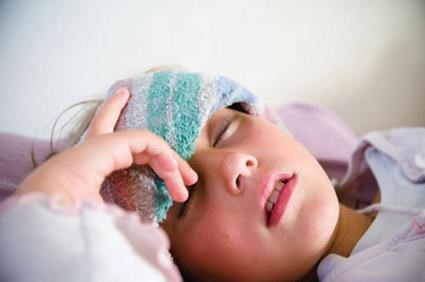 Viêm não Nhật Bản. Viêm não Nhật Bản là bệnh lây nhiễm gây nguy hiểm đến não do vết cắn của muỗi. Viêm não Nhật Bản là bệnh phổ biến ở châu Á, New Guinea và phía bắc Queensland. Một số triệu chứng nghiêm trọng của bệnh này bao gồm nhiệt độ cao, co giật, hôn mê và nhức đầu dữ dội. Mặc dù không lây lan giữa người với người, song bệnh viêm não Nhật Bản lại có thể lây từ động vật sang người do muỗi.