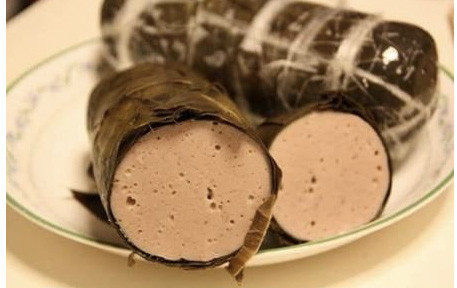 Cách chọn giò chả chứa hàn the tay bằng mắt thường này khá đơn giản. Đối với giò lụa, khi cắt ra sẽ có màu trắng ngà hơi ngả sang màu hồng nhạt, hoặc có màu vàng tự nhiên của thịt rán. Bề mặt giò mịn, cảm giác hơi ướt khi cắt ra, có nhiều lỗ rỗ. Còn đối với loại giò lụa bị pha thêm bột, khi cắt ra sẽ không có nhiều lỗ nhỏ trên bề mặt.
