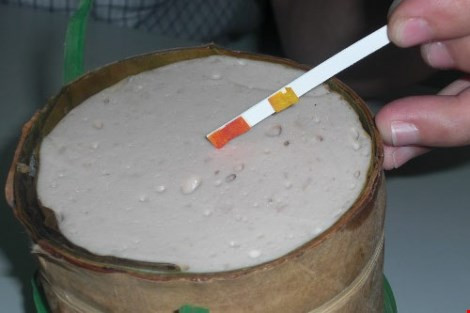 Ngoài ra, nếu muốn xác định rõ hơn giò chả có chứa hàn the không, bạn có thể lấy miếng giấy nghệ ấn vào bề mặt sản phẩm. Sau một phút quan sát, nếu thấy giấy nghệ chuyển từ màu vàng sang đỏ thì chứng tỏ giò có hàn the.