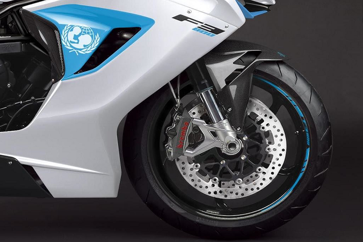 Được hãng xe môtô MV Agusta tặng không cho UNICEF, toàn bộ 100.000 Euro thu được từ việc bán chiếc F3 800 đặc biệt này sẽ dành cho các chương trình bảo vệ trẻ em của UNICEF.