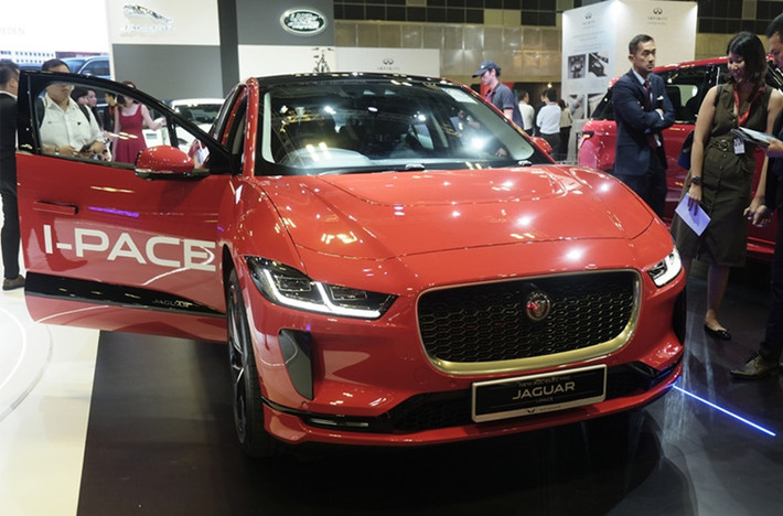Xe lấy cảm hứng thiết kế từ chiếc Jaguar C-X75 với đầu xe thấp, mui xe vuốt cong, nắp ca-pô cơ bắp với các đường gân mạnh mẽ, đèn pha thanh mảnh và lưới tản nhiệt có thể dẫn luồng khí đi qua đầu xe giúp tăng tính khí động học của mẫu crossover Jaguar chạy điện này.