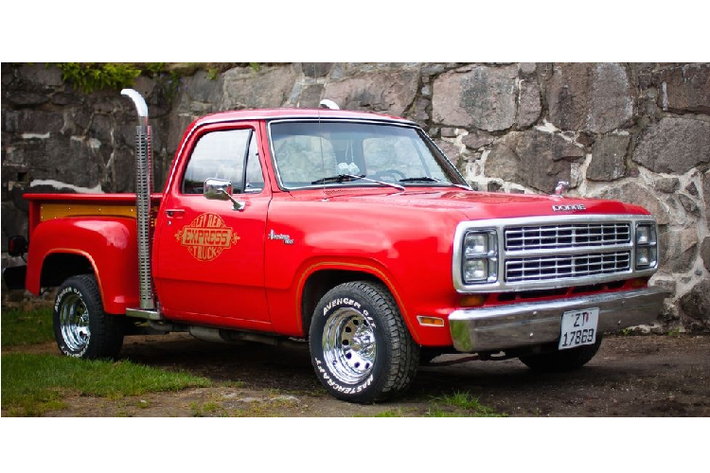 Dodge Lil' Red Express Dodge đã khởi động làn sóng xe bán tải tốc độ kể từ năm 1978 với Lil' Red Express. Nó có trang bị tiêu chuẩn một động cơ V8 dung tích 5.9 lít, và những ống xả thẳng đứng khác thường. Nó chỉ có 221 mã lực, nhưng ở thời đó thì thế là thừa mạnh mẽ và nhanh nhẹn rồi.