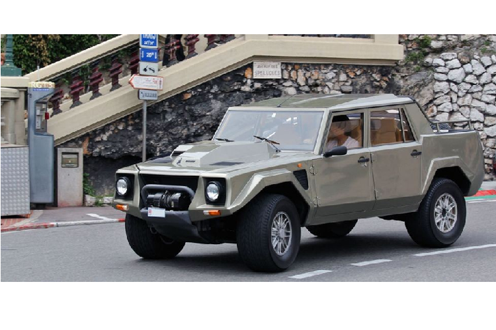Lamborghini LM002 LM002 có thể có phần thùng xe vô dụng nhất trong số tất cả các mẫu bán tải ở đây, nhưng nó vẫn là một mẫu bán tải theo đúng định nghĩa. Nó có trang bị một động cơ V12 sản sinh 450 mã lực từ Countach và hệ thống treo đi được trên sa mạc.