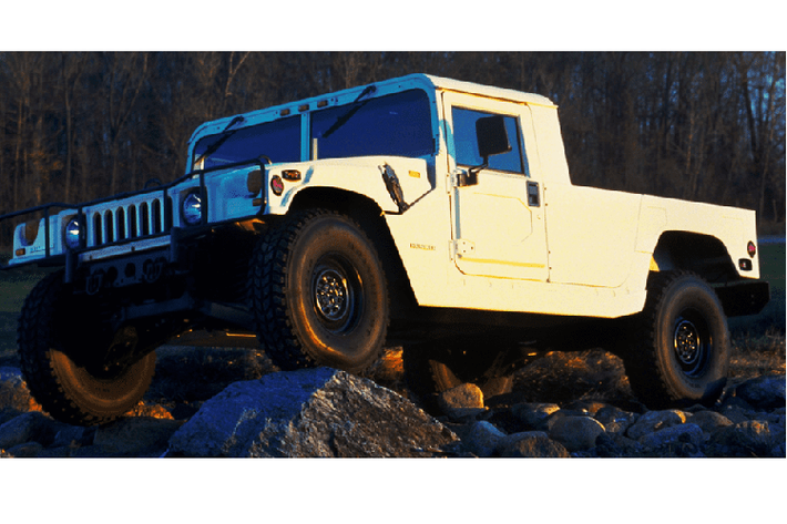 Hummer H1 Không nhiều người biết điều này, nhưng bạn có thể mua lấy một phiên bản bán tải hàng độc 2 cửa của mẫu Hummer H1. Rất ít xe thế này đã được bán ra thị trường, và cũng giống như Hummer H1 “thông thường”, nó trông rất to lớn và nổi bật trên đường.