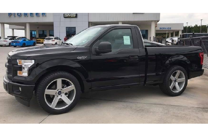 Modern Ford F-150 SVT Lightning Tribute Bạn đang tìm kiếm một chiếc F-150 có chất thể thao, nhưng không muốn mua một chiếc bán tải cũ kỹ 10 năm tuổi? Pioneer Ford, một đại lý ở Bremen, bang Georgia, Mỹ có chế tạo một gói trang bị tri ân dựa trên một mẫu F-150 V8 dẫn động cầu sau mới mà sử dụng giảm sốc Bilstein, bộ la-zăng 5 chấu phong cách, và một bộ siêu nạp Roush.