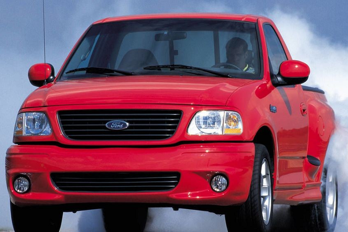 Ford F-150 SVT Lightning Ford đã quyết định rằng đặt một động cơ siêu nạp V8 bên dưới nắp capô một chiếc F-150 giữa thập niên ’90 để tạo nên SVT Lightning là một ý tưởng tốt. Kết quả là một con quái vật to lớn biết đốt lốp với 380 mã lực và mô-men xoắn cực đại 450 lb-ft, cùng khả năng gia tốc 0-96 km/h trong 5,2 giây.