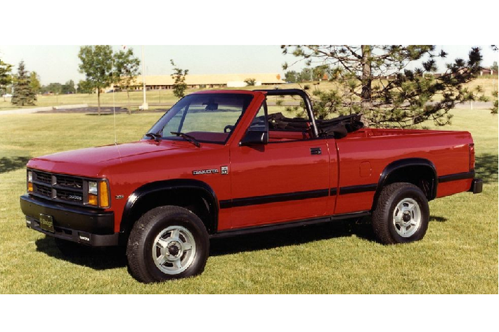 Dodge Dakota Convertible Xu hướng xe bán tải mui trần chưa bao giờ phổ biến, nhưng không phải vì thiếu cố gắng. Trong năm 1989, Dodge đã giới thiệu Dakota Convertible mà chỉ được sản xuất số lượng bán giới hạn trong vòng 2 năm.