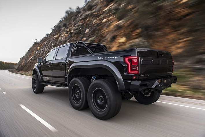 Hennessey Velociraptor 6X6 Nếu F-150 bình thường là không đủ ngầu đối với bạn, bạn có thể cân nhắc một phiên bản 6 bánh được độ bởi Hennessey mang tên Velociraptor 6X6. Nó có nhiều điểm giống với G63 6x6, ngoại trừ việc nó được chế tạo dựa trên Raptor. Đồng nghĩa rằng nó có bộ giảm sốc Fox Racing ở tất cả 6 bánh, và một động cơ tăng áp kép V6 sản sinh 600 mã lực.