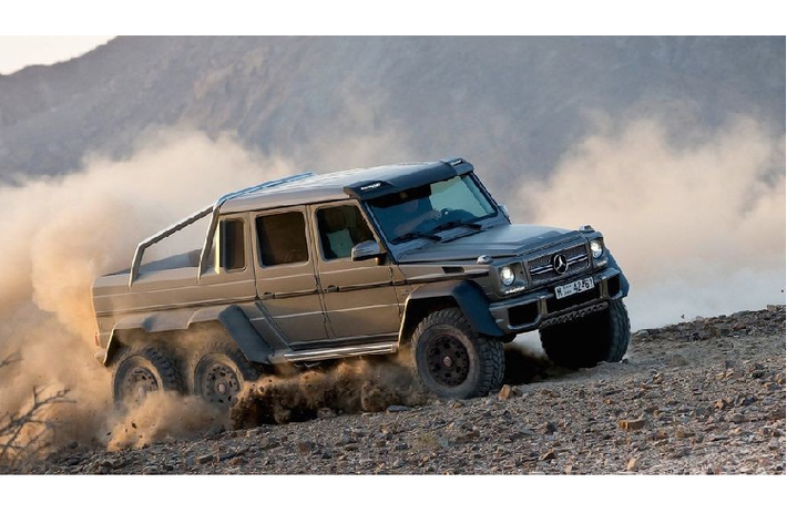 Mercedes-Benz G63 AMG 6x6 Ở thế hệ trước, Mercedes-Benz G63 577 mã lực đã vốn là một trong những chiếc SUV khủng nhất được bán trên thị trường, nhưng bổ sung thêm một cặp bánh sau kèm một trục chuyển động hoàn chỉnh và thế là bạn có một chiếc bán tải phi thường.
