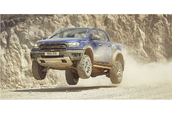 Ford Ranger Raptor Mặc dù Ford chưa có kế hoạch mang mẫu Ranger Raptor tới quê nhà Mỹ và nhiều nơi khác trên thế giới, nó vẫn xứng đáng có một vị trí trên dan sach này. Nó giống như một chiếc F-150 Raptor được gói gém trong một thân hình nhỏ bé, linh hoạt hơn vậy.