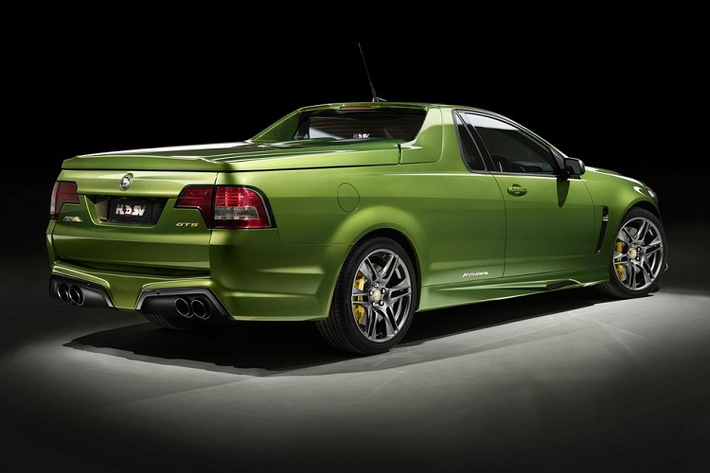 Holden HSV Maloo Holden HSV Maloo không hẳn là một chiếc bán tải đúng nghĩa, nhưng nó vẫn xứng đáng có một vị trí trong danh sách này. Thực tế, nó là một chiếc xe thể thao bán tải trang bị động cơ siêu nạp V8 với hệ dẫn động bánh sau, một hộp số sàn, và sức kéo tương đối cao.