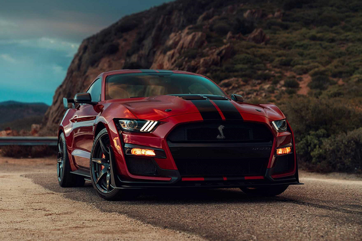 Shelby GT500 thế hệ mới có thể đạt được khả năng tăng tốc tốt như vậy một phần nhờ vào hộp số ly hợp kép 7 cấp được phát triển với sự hợp tác cùng Tremec. Được trang bị cơ chế điều khiển bằng máy tính, phản hồi của hộp số với tốc độ vòng tua máy diễn ra trong 80 mili giây.