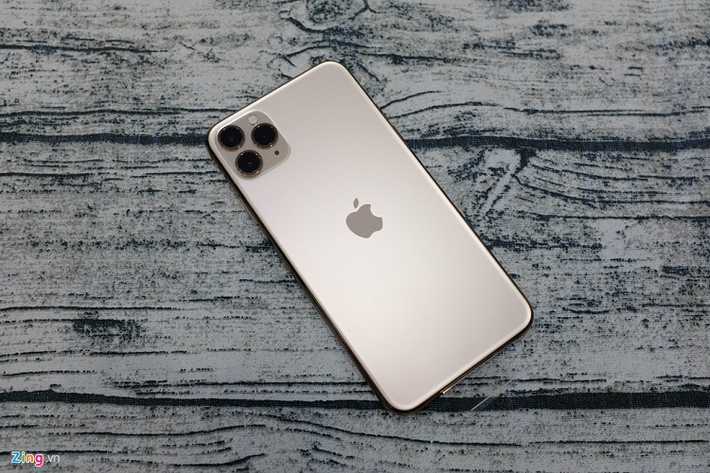 23h30 ngày 16/9, chiếc iPhone 11 Pro Max bản thương mại đầu tiên đã xuất hiện tại Việt Nam. Chiếc điện thoại này được nhập từ thị trường Mỹ, do anh Minh Tuấn, chủ cửa hàng ở đường Trần Quang Khải, quận 1 TP.HCM mua để trải nghiệm. Model này là phiên bản màu vàng, có bộ nhớ 256 GB.