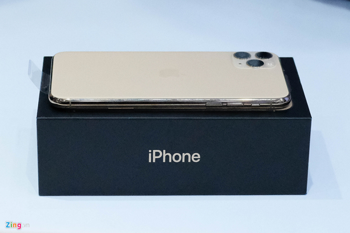 Các vị trí của phím nguồn, khay cắm SIM, phím tăng, giảm âm lượng đều giống như iPhone XS Max.