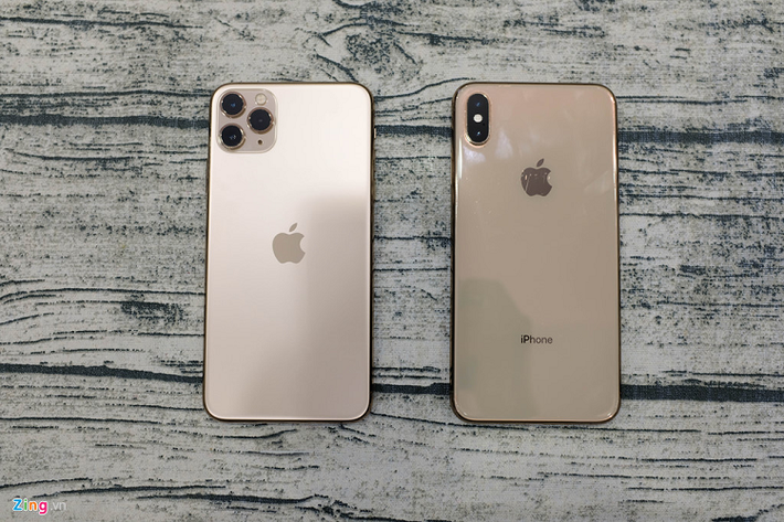 So với iPhone XS Max, cụm camera trên iPhone 11 Pro Max được làm to hơn.
