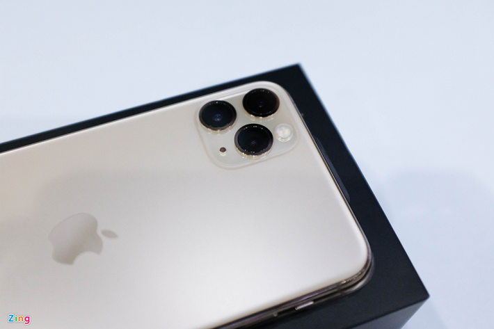 Phải đến 20/9, Apple mới chính thức bán ra iPhone mới, nên việc một số cá nhân sở hữu bản thương mại lúc này là điều hiếm gặp. Chiếc iPhone 11 Pro Max này chưa thể kích hoạt vì chưa đến thời điểm bán ra.