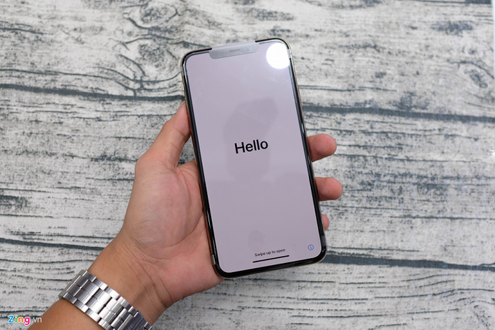 Ở mặt trước, model này có màn hình 6,5 inch, dùng tấm nền OLED, phần khuyết đỉnh khá to. Trải nghiệm thực tế, màn hình này cho khả năng hiển thị ấn tượng, độ sáng cao, hình ảnh sắc nét, mịn màng.