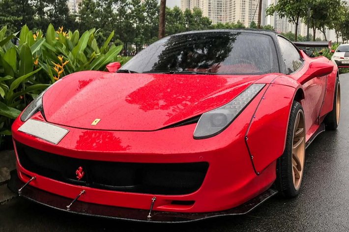 Với phần đông giới mê xe Việt Nam, chiếc Ferrari 458 Liberty Walk hàng độc này luôn là tâm điểm gây sự chú ý, bới nó quá đặc biệt. Đây cũng chính là chiếc xe tiên phong cho phong trào độ Liberty Walk tại Việt Nam.
