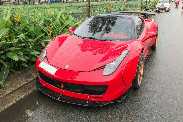 Về nước từ khá sớm, siêu xe Ferrari 458 Italia trở thành một trong những mẫu "siêu ngựa" được ưa chuộng tại Việt Nam. Với thiết kế có phần mềm mại nhưng không làm mất đi vẻ ngoài thể thao, Ferrari 458 Italia có phần “khác” so với đối thủ Lamborghini thời bấy giờ.