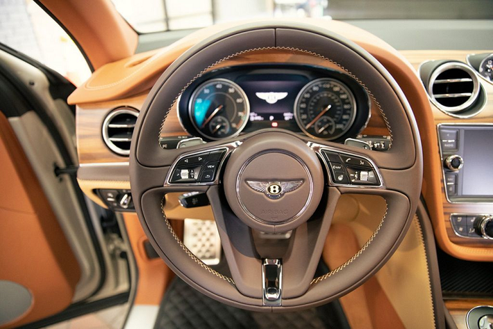 Mẫu xe Bentayga Stetson Edition được tạo ra bởi bộ phận Mulliner lừng danh và bán ra độc quyền tại đại lý Bentley Dallas với 3 tuỳ chọn về màu sơn ngoại thất cùng âm hưởng chủ đạo từ những chiếc mũ cao bồi Stetson.