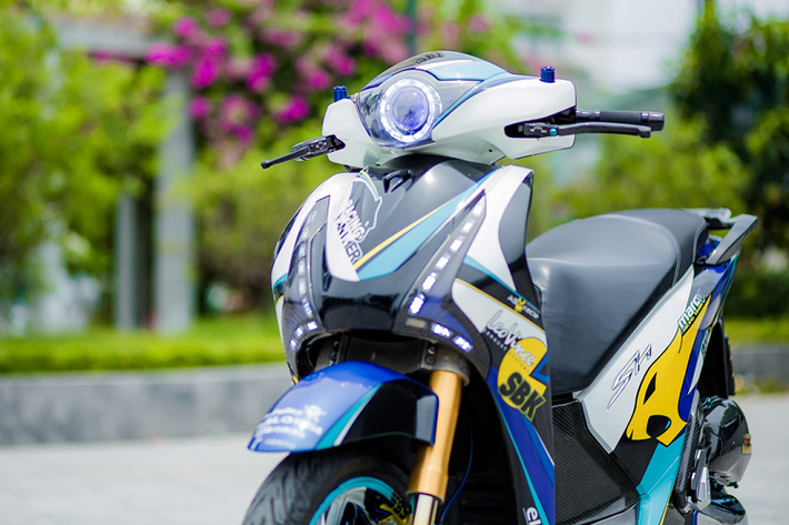 Ngoài ra, xe còn sở hữu một loạt trang bị hàng hiệu như dàn ốc titanium, đèn pha dạng gương cầu, các chi tiết bọc carbon, khóa thông minh và gù carbon.