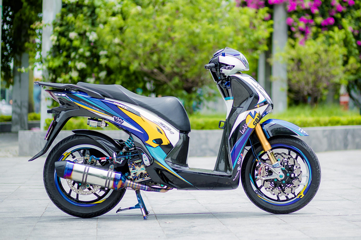 Chiếc Honda SH 150i Việt Nam, sản xuất trong khoảng 2013-2016. Mẫu tay ga cao cấp được thay đổi hoàn toàn ở lớp vỏ bên ngoài với kỹ thuật sơn airbrush. Bản độ này có chi phí sơn airbrush lên đến 20 triệu đồng.