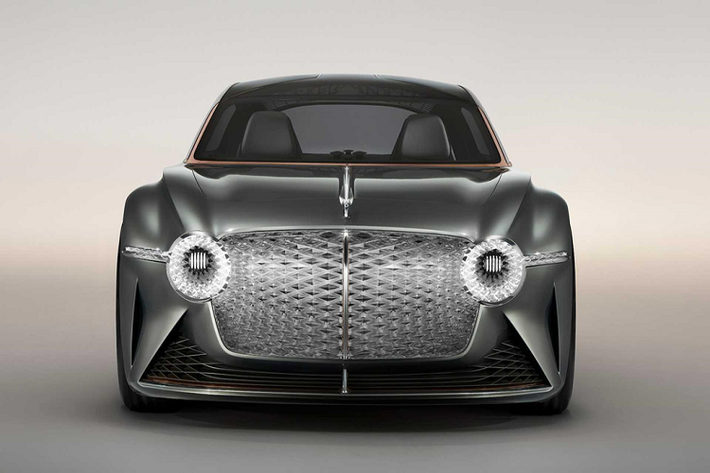 Về tổng thể, mẫu xe siêu sang Bentley EXP 100 GT có kiểu dáng khá hiện đại và quyến rũ. Trên lưới tản nhiệt là 6.000 bóng đèn LED nhỏ được ngăn cách bởi những miếng đồng mỏng. Cụm đèn pha được thiết kế tràn vào hai góc lưới tản nhiệt, phong cách thiết kế gợi liên tưởng tới mẫu xe đua huyền thoại Blower.