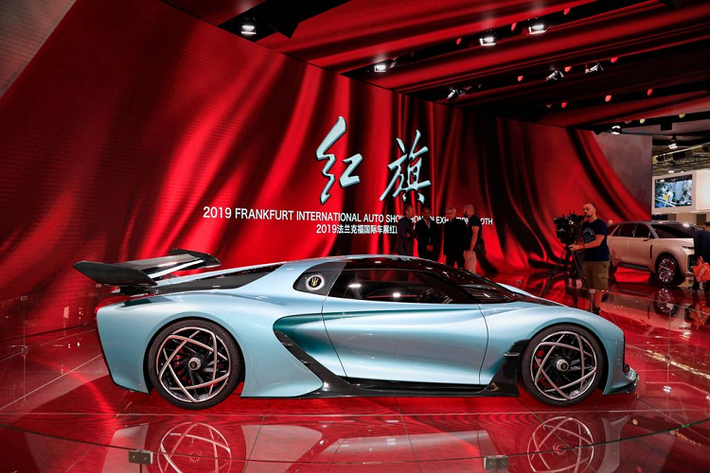 Nhiều quan điểm cho rằng, mẫu xe E115 có thể sở hữu công nghệ tự lái cấp 4 và phần mặt tiền hao hao chiếc xe siêu sang Rolls-Royce Cullinan, điều trùng hợp là Kiến trúc sư trưởng của Hongqi hiện nay, ông Gilles Taylor từng là 1 nhà thiết kế tại Rolls-Royce.