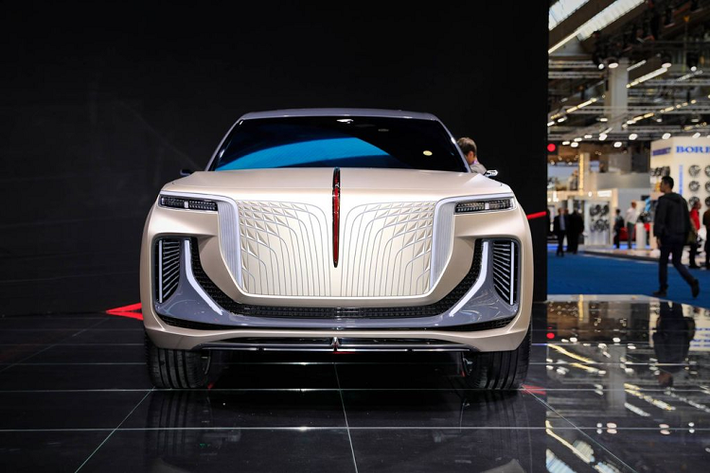 Mức giá cho mẫu hypercar có thân bằng sợi carbon và cửa mở kiểu cánh bướm đầu tiên của nhà Hongqi được đồn đoán ở mức 2 triệu Euro (tương đương khoảng 52 tỷ đồng).