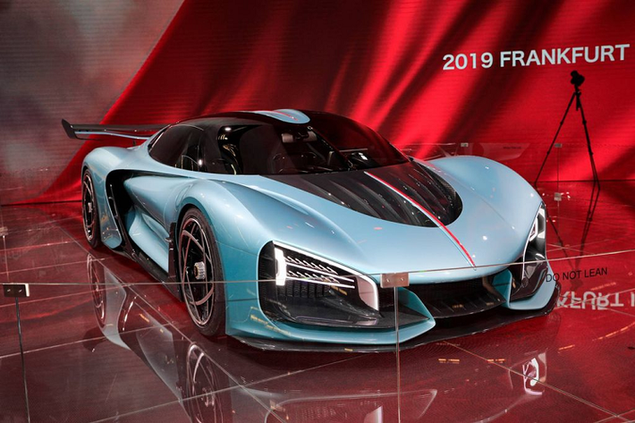 Tại triển lãm Frankfurt Motor Show 2019 năm nay, gian hàng xe ôtô Hongqi (Hồng Kỳ) chỉ trưng bày 2 mẫu siêu xe mới nhất của hãng. Bộ đôi siêu phẩm chạy điện này có ý nghĩa rất lớn trong kế hoạch nâng cao giá trị thương hiệu của hãng xe cao cấp hàng đầu của Trung Quốc và đơn vị chủ quản, tập đoàn FAW.