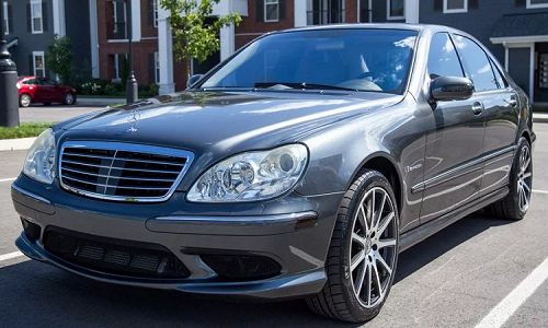 Chiếc xe Mercedes-AMG S55 đời 2003 (W220) sẽ không mạnh mẽ và tiện nghi như những chiếc S-Class W222 facelift ngày nay, nhưng nhiều người yêu dòng xe S-Class trên thế giới vẫn dành một tình cảm đặc biệt cho S-Class đời W220 bởi thiết kế thanh lịch vượt thời gian của nó.