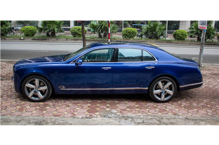 Bentley Mulsanne được ra mắt lần đầu vào năm 2009 tại sự kiện Pebble Beach Concours d’Elegance. Đây chính là người kế vị của mẫu xe Arnage huyền thoại trước đó. Bentley Mulsanne được ra mắt nhằm hướng tới phân khúc siêu sang, cạnh tranh trực tiếp với “tượng đài” Rolls-Royce nổi tiếng.