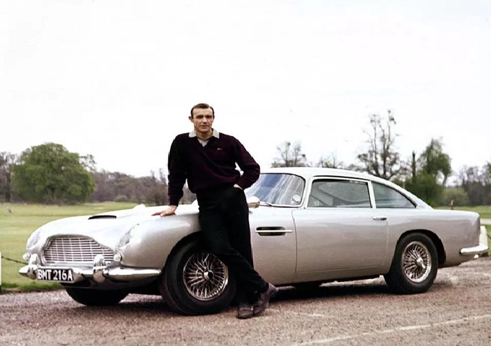 Một chiếc Aston Martin DB5 đời 1965 xuất hiện trong phim được gắn súng máy, bộ phận chọc thủng lốp xe đối phương và súng phun khói. Xe sẽ được đem ra đấu giá trong thời gian tới đây. Đơn vị đấu giá hy vọng sẽ thu về 5,8 triệu USD.