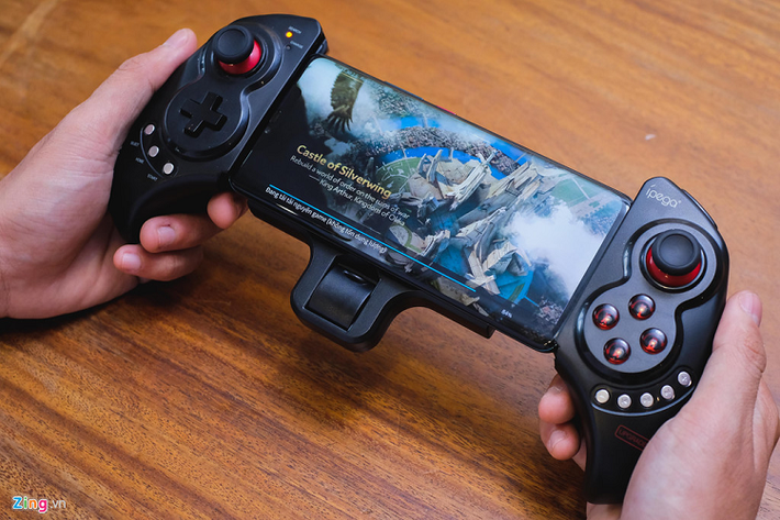 Layout phím bấm của PG-9023S tương tự các mẫu tay cầm của xBox. Bên cạnh đó, hãng bổ sung thêm một số phím multimedia giúp người chơi có thể tăng giảm âm lượng, chuyển bài hát...