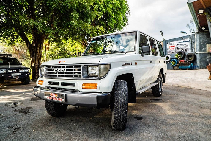 Sau khi được dọn lại từ trong ra ngoài, chiếc Land Cruiser J70 bản wagon 5 cửa LJ79 này đã thực sự được "hồi xuân" , trở lại trạng thái gần như "đập thùng" để có thể cùng chủ xe chinh phục các con đường Việt Nam một cách tin cậy và thú vị.
