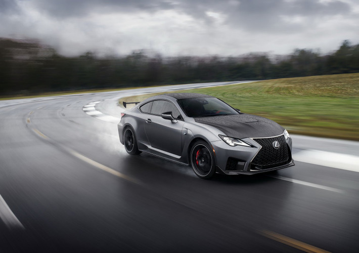 Mẫu xe Lexus RC F 2020 gây chú ý khi sở hữu thiết kế sang trọng, lịch lãm. Cùng với đó là xe có nhiều chi tiết làm bằng vật liệu carbon đắt tiền hơn so với những phiên bản trước đó.