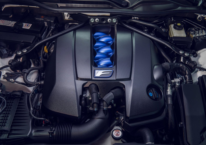 Xe được trang bị động cơ V8 5.0L hút khí tự nhiên tăng 5 mã lực và mô men xoắn 8 Nm lên 472 mã lực và 536 mã lực đi kèm hộp số tự động 8 cấp. Phiên bản Lexus RC F Track Edition sử dụng động cơ V8 có khả năng tăng tốc từ 0 - 100 km/h chỉ trong 3,96 khi sử dụng hệ thống Launch Control.