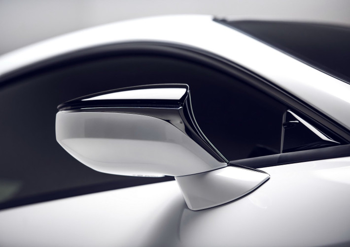 Thiết kế gương chiếu hậu xe Lexus RC F 2020 khác biệt và hiện đại hơn hẳn.