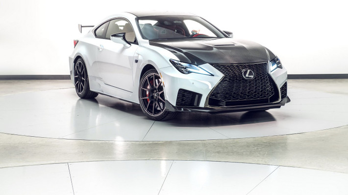 Về thiết kế, thương hiệu xe sang Lexus đã làm mới RC F 2020 với lưới tản nhiệt được tinh chỉnh lại với phần dưới được mở rộng hơn.