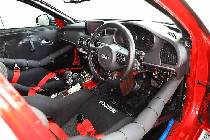 Để chịu được công suất lớn hơn, hộp số tự động của Stinger GT S thường cũng đã được thay dàn két tản nhiệt 6 hàng thay vì chỉ 4 hàng. Thêm vào đó, phần mềm điều khiển động cơ cũng được canh chỉnh lại để sang số nhanh hơn ở các chế độ Sport hay Sport+.