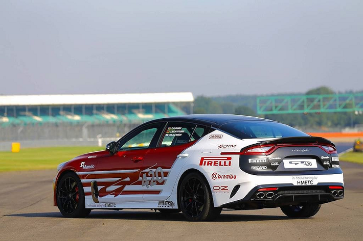 Để giúp Stinger GT420 ôm cua chính xác hơn, Kia Anh Quốc đã độ lại "dàn chân" với các lò xo hạ thấp Eibach Pro, những thanh chống nghiêng, bộ mâm OZ Racing Leggera kèm lốp Pirelli Trofeo R và phanh trước Brembo. Kết thúc những thay đổi ngoại thất là bộ decal tem đấu bắt mắt dán bên ngoài vỏ xe.